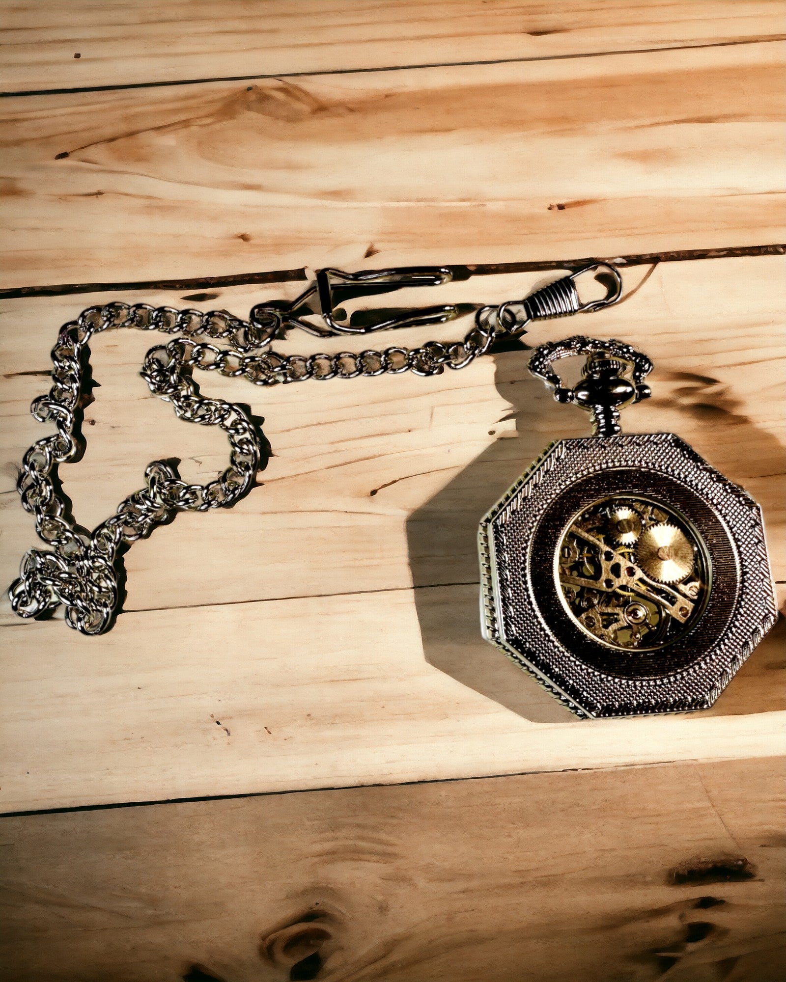 Klasické stříbrné osmihranné mechanické kapesní hodinky s prolamovaným ciferníkem ve stylu steampunk