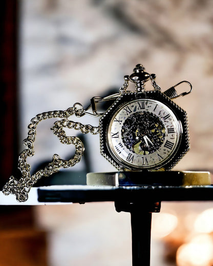 Klasické stříbrné osmihranné mechanické kapesní hodinky s prolamovaným ciferníkem ve stylu steampunk