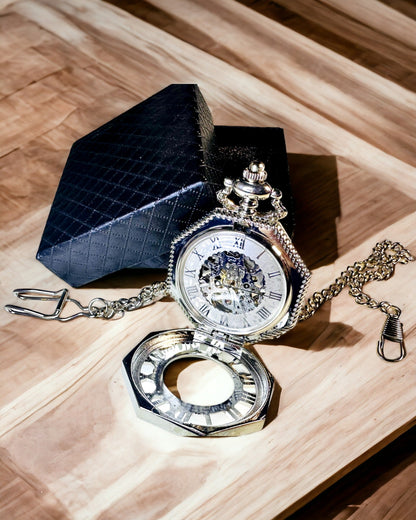 Klasické stříbrné osmihranné mechanické kapesní hodinky s prolamovaným ciferníkem ve stylu steampunk