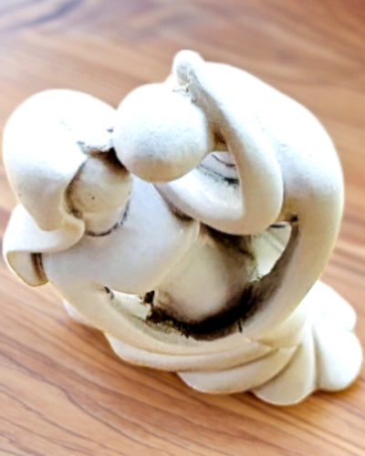 Elegantní Svazek - Malá Dekorativní Soška s Možností Gravírování - barva bílá