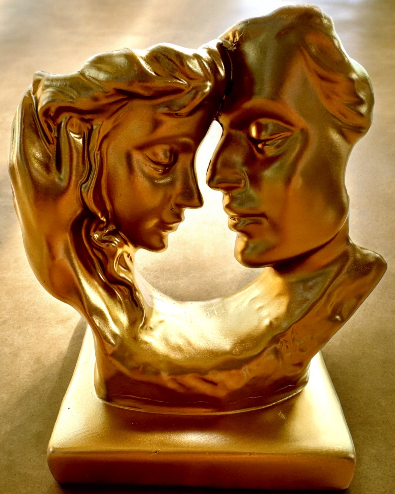 Figurka "Zlaté Spojení" - 13,5 cm výška, Dekorativní s Možností Gravírování