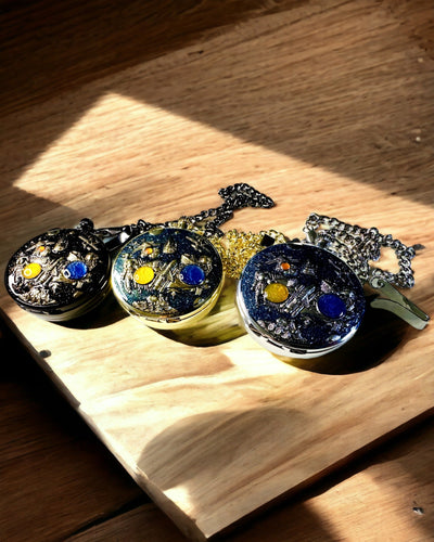 Kapesní hodinky "Astrum Temporis" - Černý rámeček. Možnost personalizace gravírováním