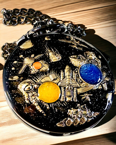 Kapesní hodinky "Astrum Temporis" - Černý rámeček. Možnost personalizace gravírováním