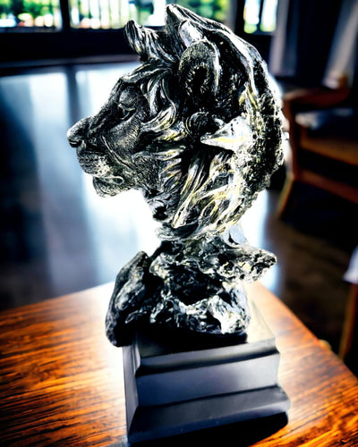 Král Džungle Lev - Majestátní Soška Lva - stříbrná barva, možnost personalizace jako dárek