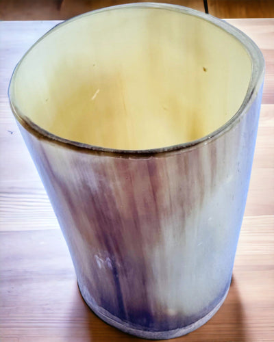 Ručně vyrobený malý hrnek s možností gravírování, indický pohárek, možnost personalizace jako dárek, gravírování. Světlá barva.