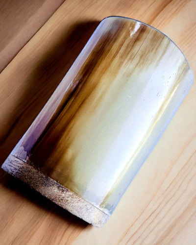 Ručně vyrobený malý hrnek s možností gravírování, indický pohárek, možnost personalizace jako dárek, gravírování. Světlá barva.