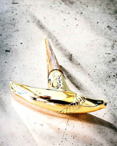 Ručně vyřezávaná cestovní hůl, na procházky "Královský Poutník" v hnědé barvě se zlatými ozdobami