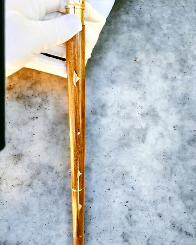 Ručně vyřezávaná cestovní hůl, na procházky "Královský Poutník" v hnědé barvě se zlatými ozdobami