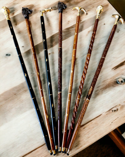 Ručně vyřezávaná cestovní hůl, na procházky "Královský Poutník" v hnědé barvě se zlatými ozdobami