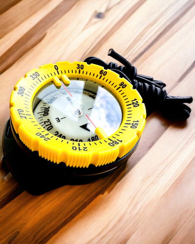 Kompas pro potápění AquaGuide - vodotěsný kompas s funkcí luminiscence s pružným páskem, možnost personalizace