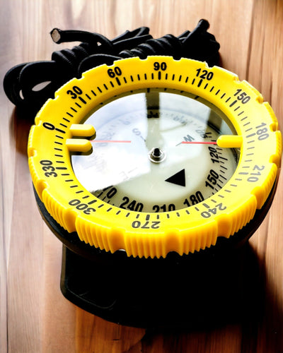 Kompas pro potápění AquaGuide - vodotěsný kompas s funkcí luminiscence s pružným páskem, možnost personalizace