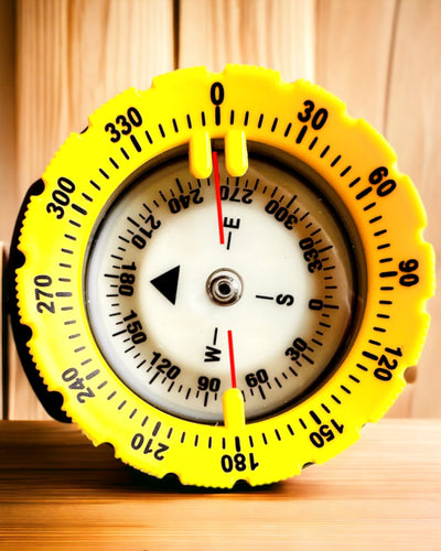 Kompas pro potápění AquaGuide - vodotěsný kompas s funkcí luminiscence s pružným páskem, možnost personalizace