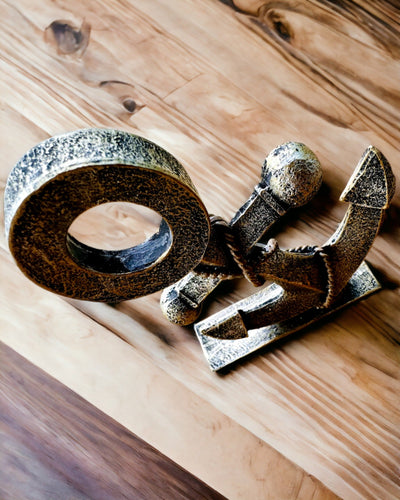 Rustikální Socha Kotvy z Pryskyřice - "Mořská Legenda", kotva personalizace gravírováním