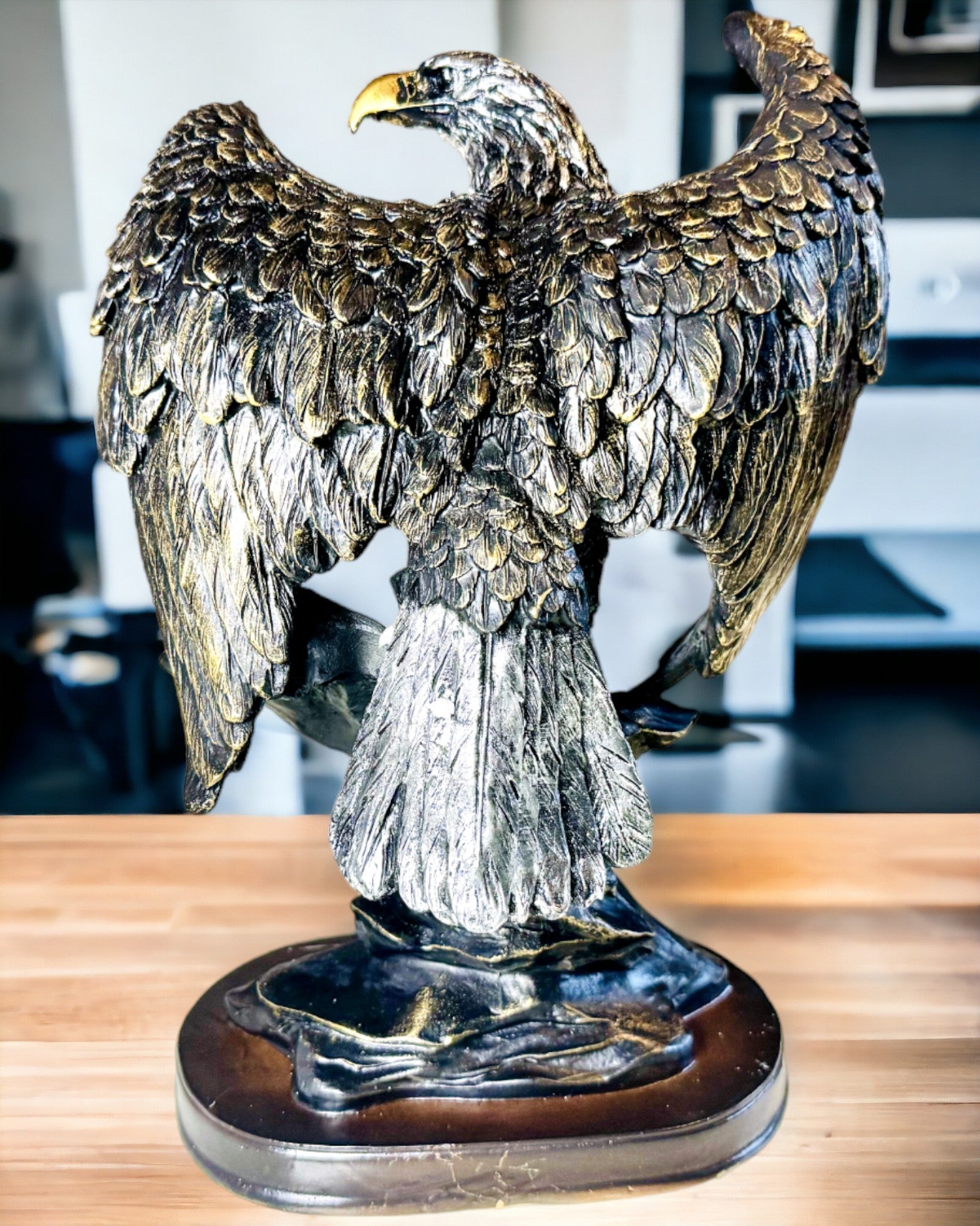 Dekorativní Soška "Létající Orel" – Majestátní Symbol Síly a Svobody
