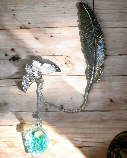 Kreativní záložka do knihy ve stylu retro s motivem pera a motýla – elegantní propagační dárek, barva stříbrná/modrá