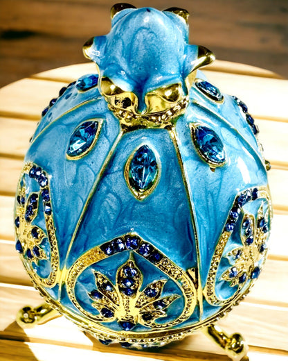 Niebiańské vejce Fabergé – Smaltovaný organizér na šperky - barva nebeská modř. Personalizace gravírováním