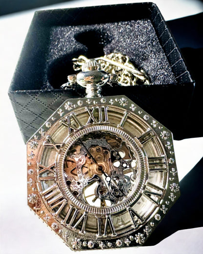 Klasické stříbrné osmihranné mechanické kapesní hodinky s prolamovaným ciferníkem ve stylu steampunk