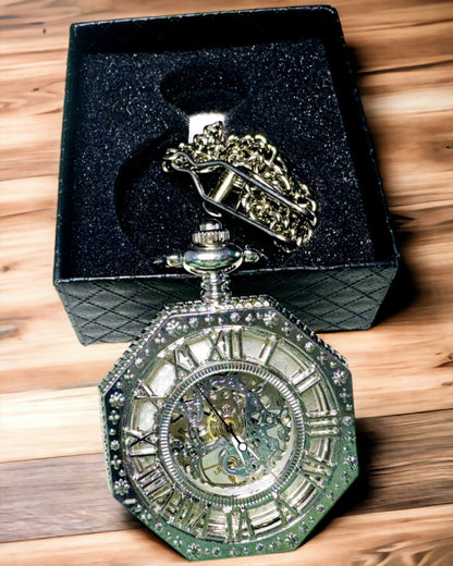 Klasické stříbrné osmihranné mechanické kapesní hodinky s prolamovaným ciferníkem ve stylu steampunk