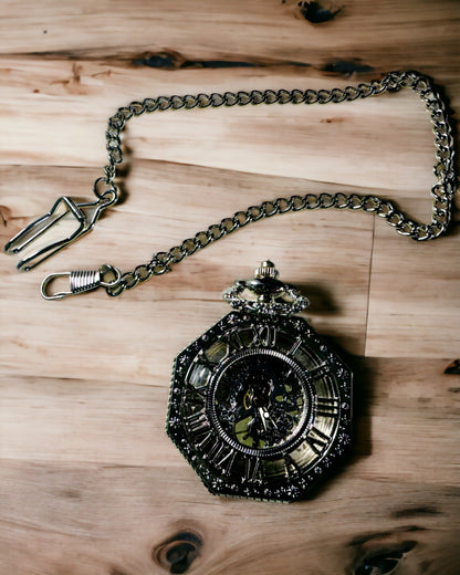 Klasické stříbrné osmihranné mechanické kapesní hodinky s prolamovaným ciferníkem ve stylu steampunk