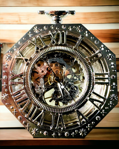 Klasické stříbrné osmihranné mechanické kapesní hodinky s prolamovaným ciferníkem ve stylu steampunk