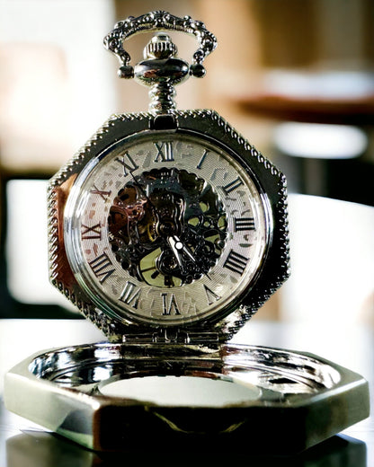 Klasické stříbrné osmihranné mechanické kapesní hodinky s prolamovaným ciferníkem ve stylu steampunk