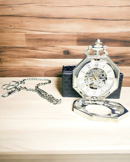 Klasické stříbrné osmihranné mechanické kapesní hodinky s prolamovaným ciferníkem ve stylu steampunk