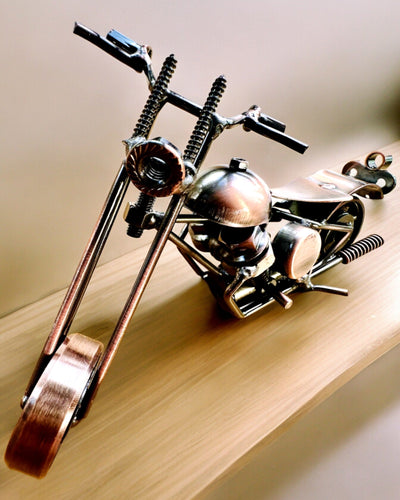Ručně Vyrobený Kovový Model Motocyklu „Chopper“ – Personalizace a Gravírování jako Dárek