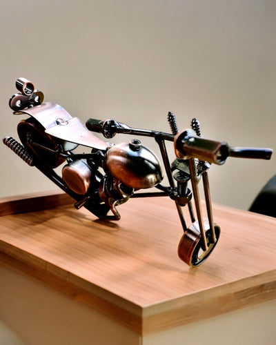 Ručně Vyrobený Kovový Model Motocyklu „Chopper“ – Personalizace a Gravírování jako Dárek