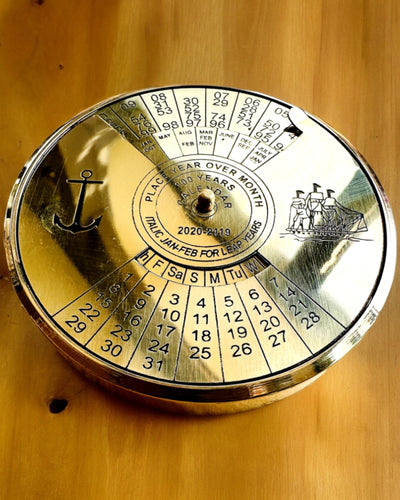 Kalendarium Wieczności Morski Żagiel – Mosiężny Kalendarz 100-letni - możliwy grawer na prezent