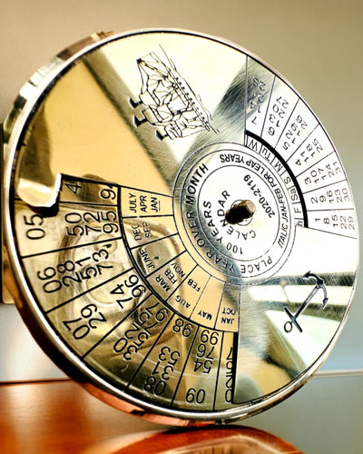 Kalendarium Wieczności Morski Żagiel – Mosiężny Kalendarz 100-letni - możliwy grawer na prezent
