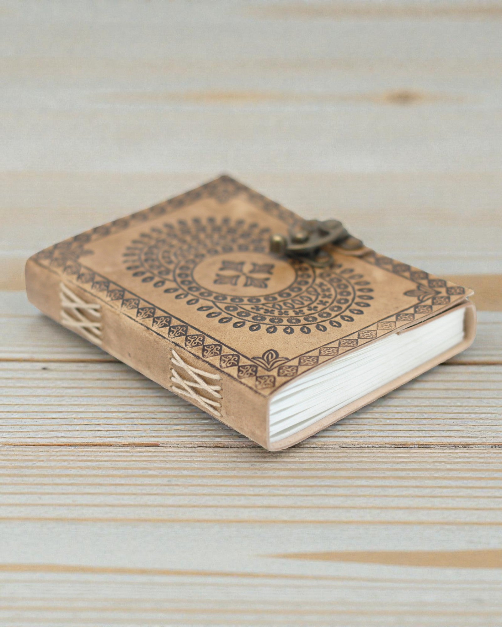 Mandala Harmonia – Skórzany Notatnik z Tłoczoną Mandalą