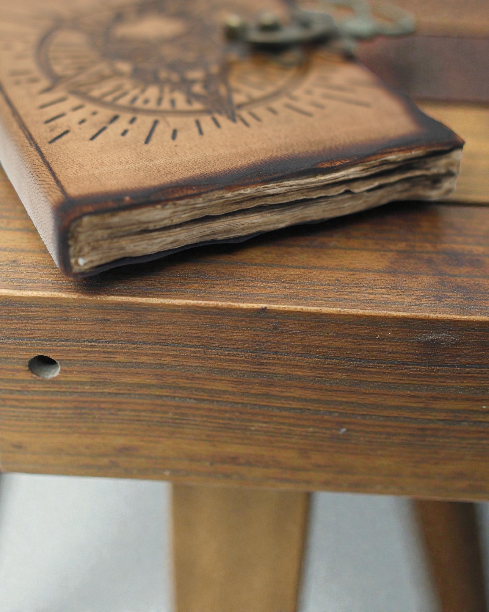 Noctis Sigil – Kožený zápisník s pentagramem a lebkou