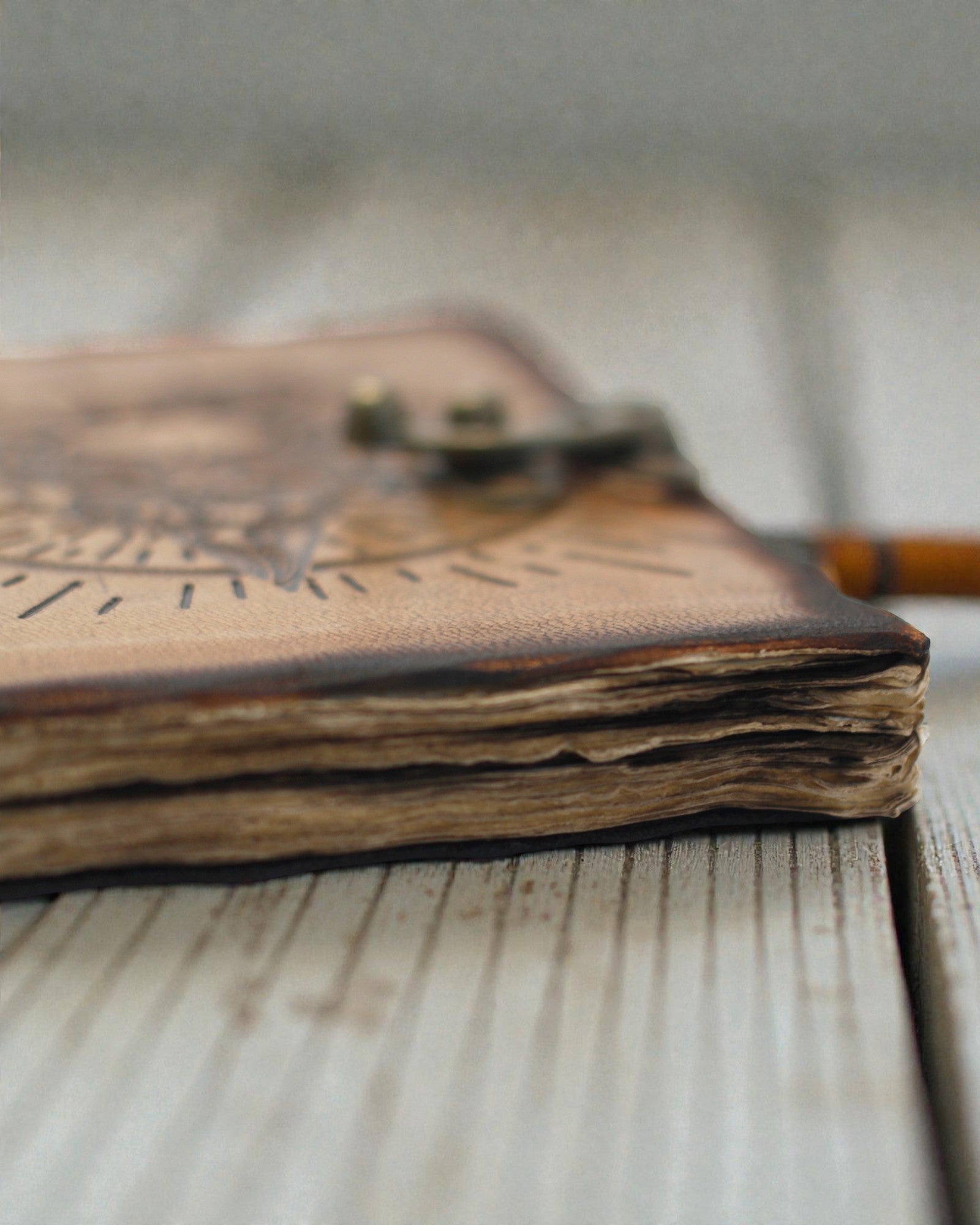 Noctis Sigil – Kožený zápisník s pentagramem a lebkou