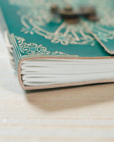 Tyrkysový Kožený Zápisník „Mír” se Zámkem – Harmonie a Klid (18 x 13 cm)