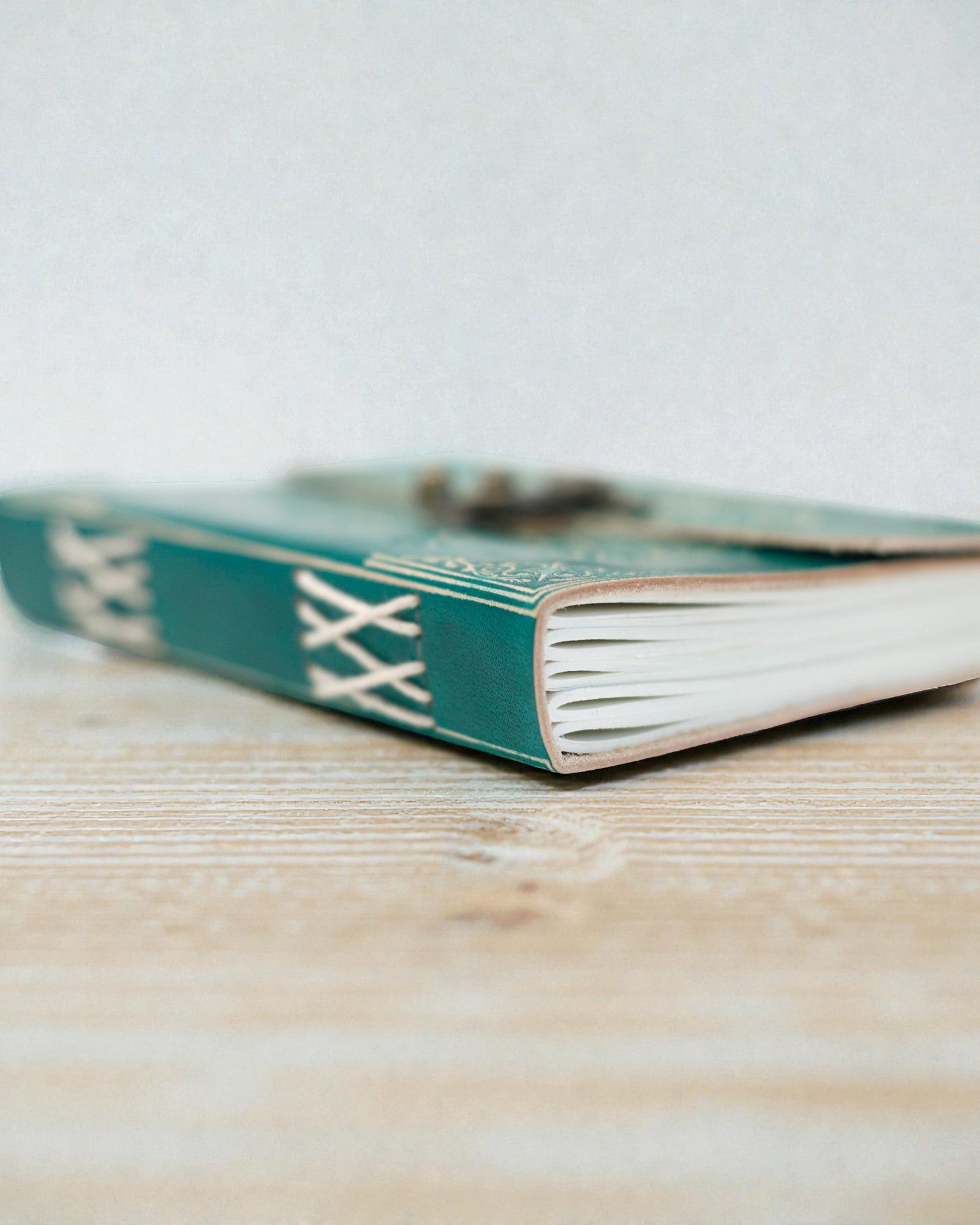 Tyrkysový Kožený Zápisník „Mír” se Zámkem – Harmonie a Klid (18 x 13 cm)