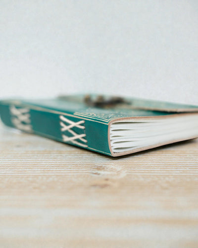 Tyrkysový Kožený Zápisník „Mír” se Zámkem – Harmonie a Klid (18 x 13 cm)