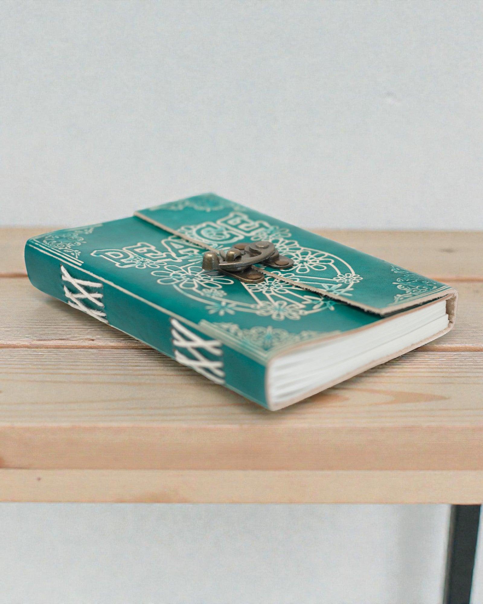 Tyrkysový Kožený Zápisník „Mír” se Zámkem – Harmonie a Klid (18 x 13 cm)