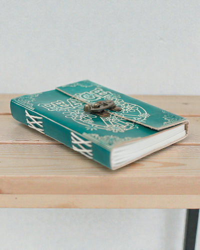 Tyrkysový Kožený Zápisník „Mír” se Zámkem – Harmonie a Klid (18 x 13 cm)