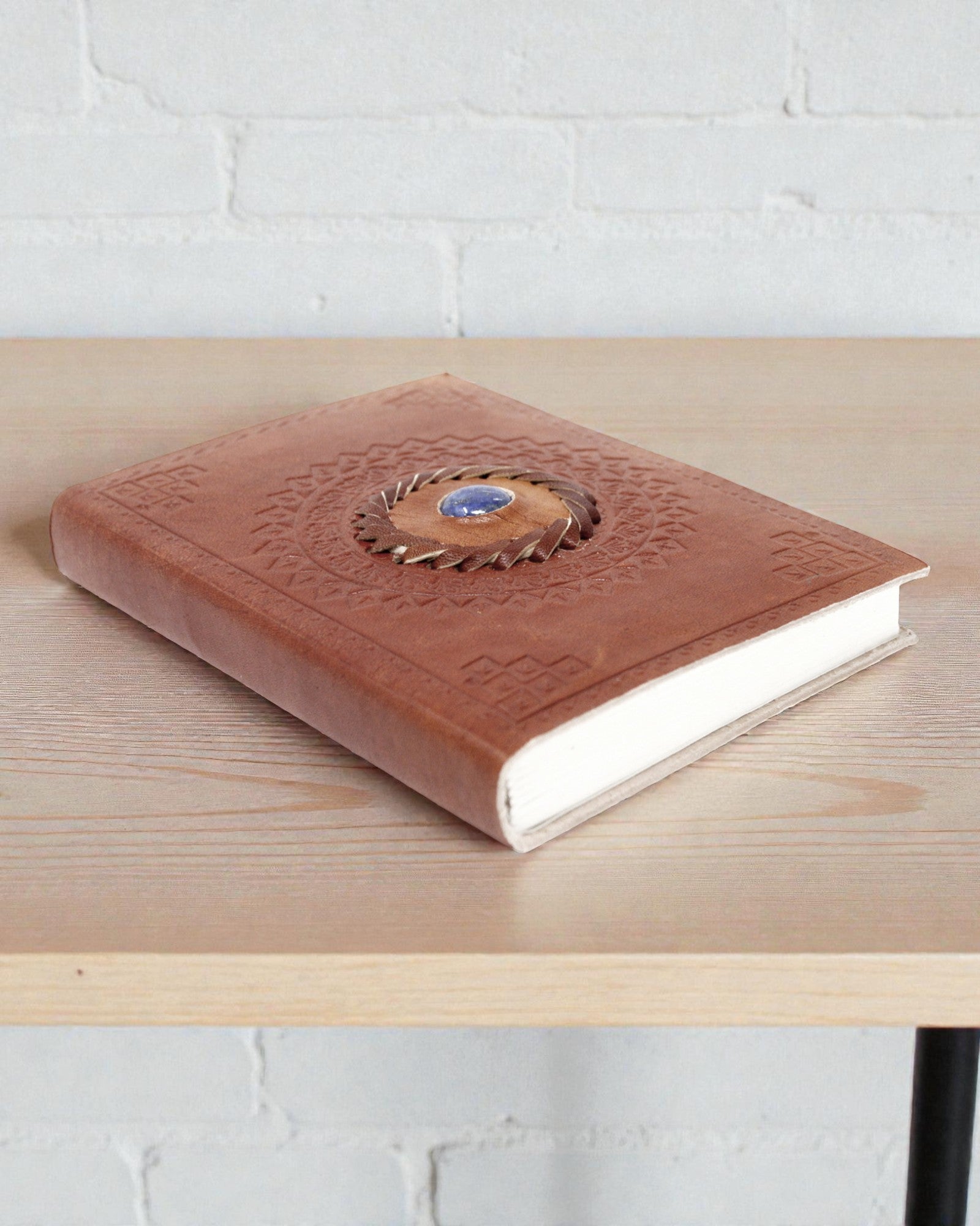 Aurora Lapis – Ručně vyrobený kožený zápisník s kamenem lapis lazuli