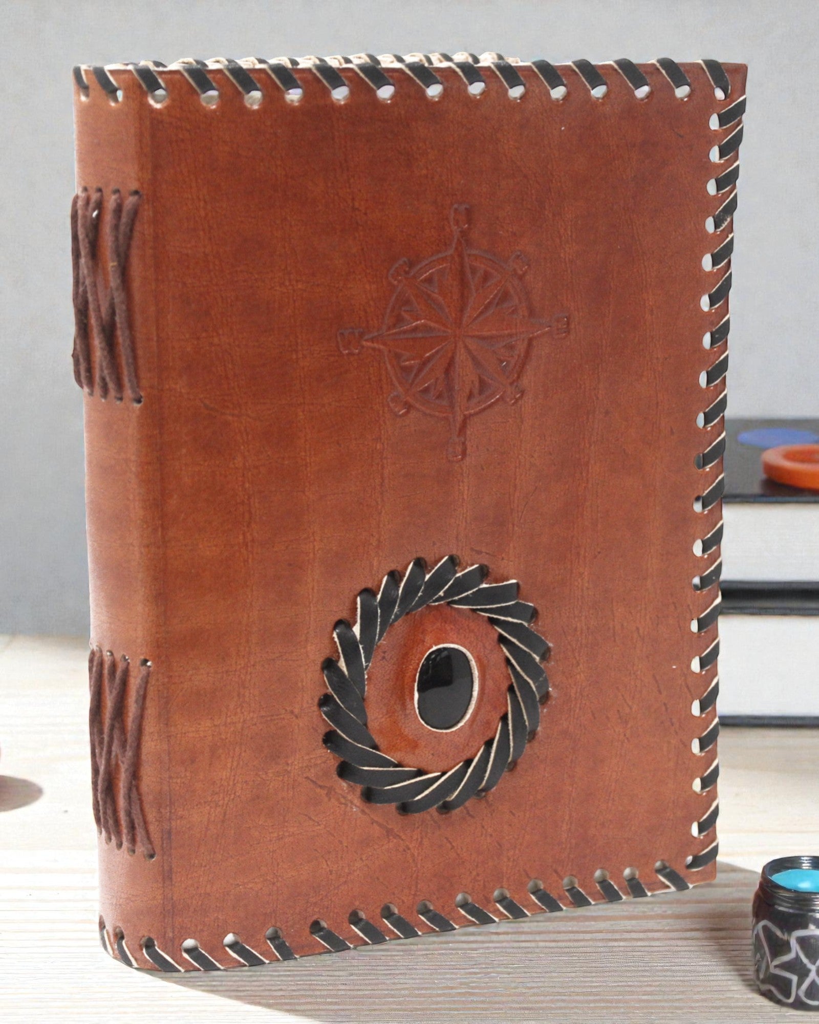 Navigator Onyx – Kožený zápisník s černým onyxovým prvkem a kompasem