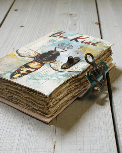 Apis Artis – Kožený zápisník Buď laskavý s postaršenými stránkami