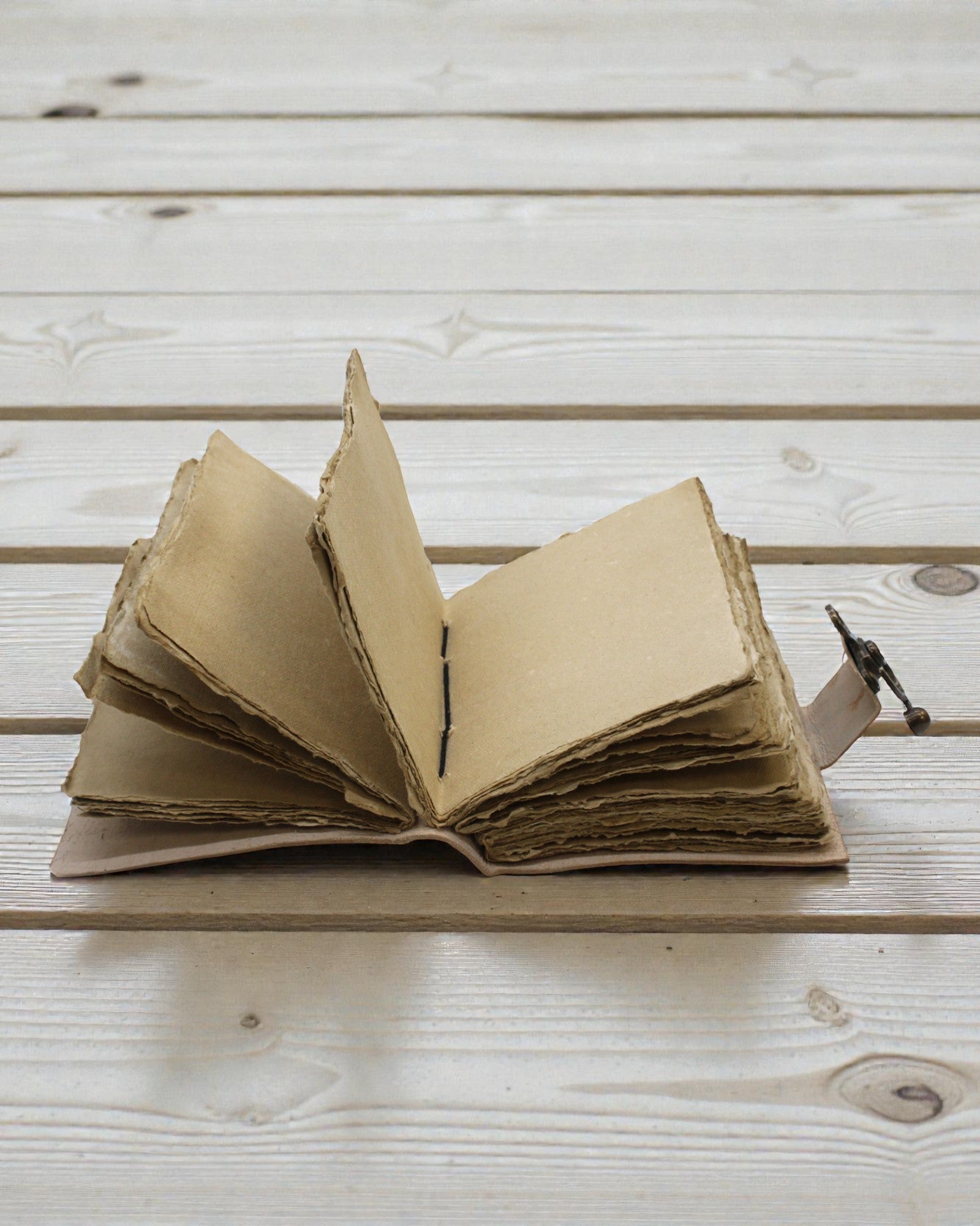 Kožený zápisník Motýl inspirací „Nikdy neskrývej svá křídla“ – 13 × 18 cm