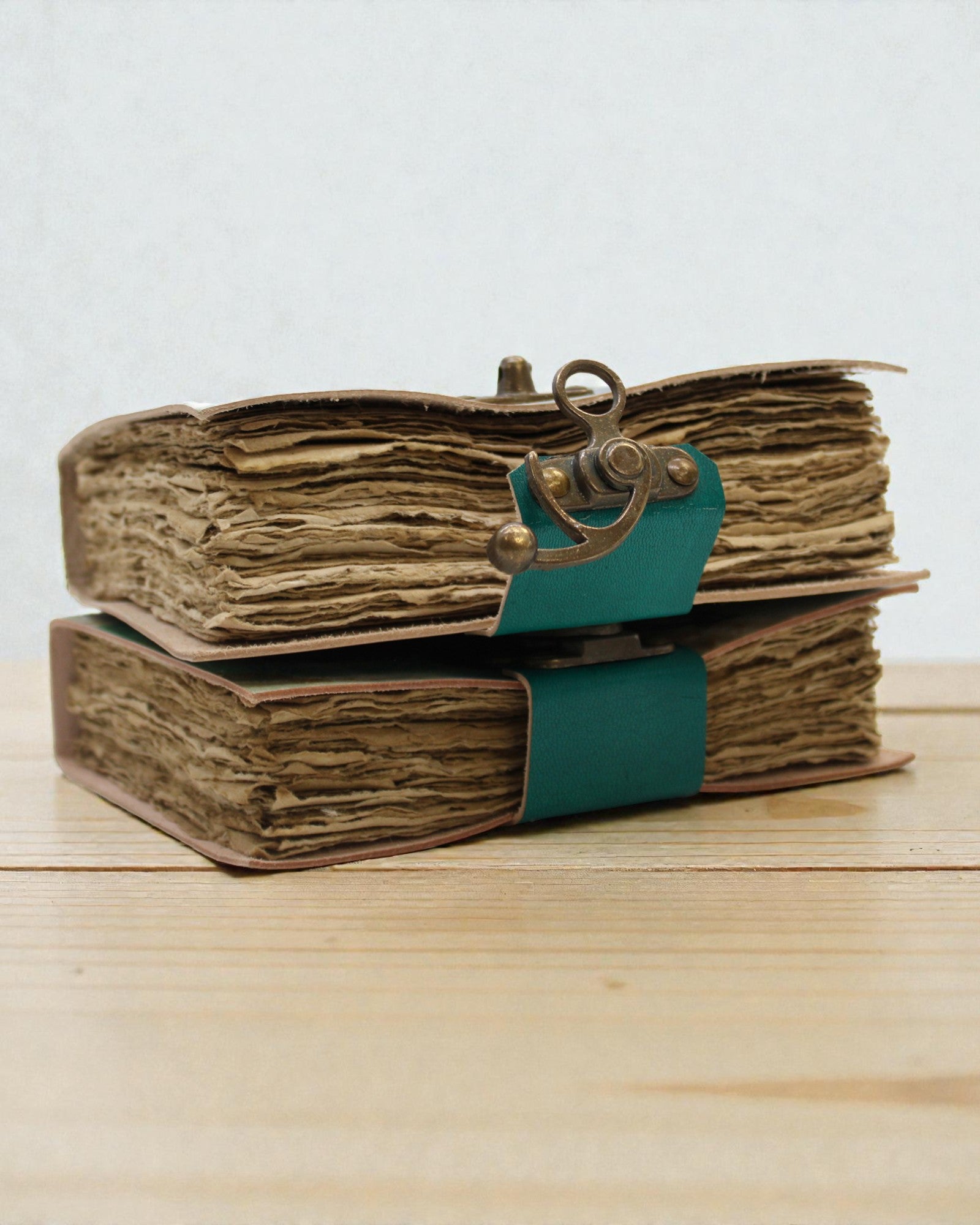 Kožený zápisník Motýl inspirací „Nikdy neskrývej svá křídla“ – 13 × 18 cm