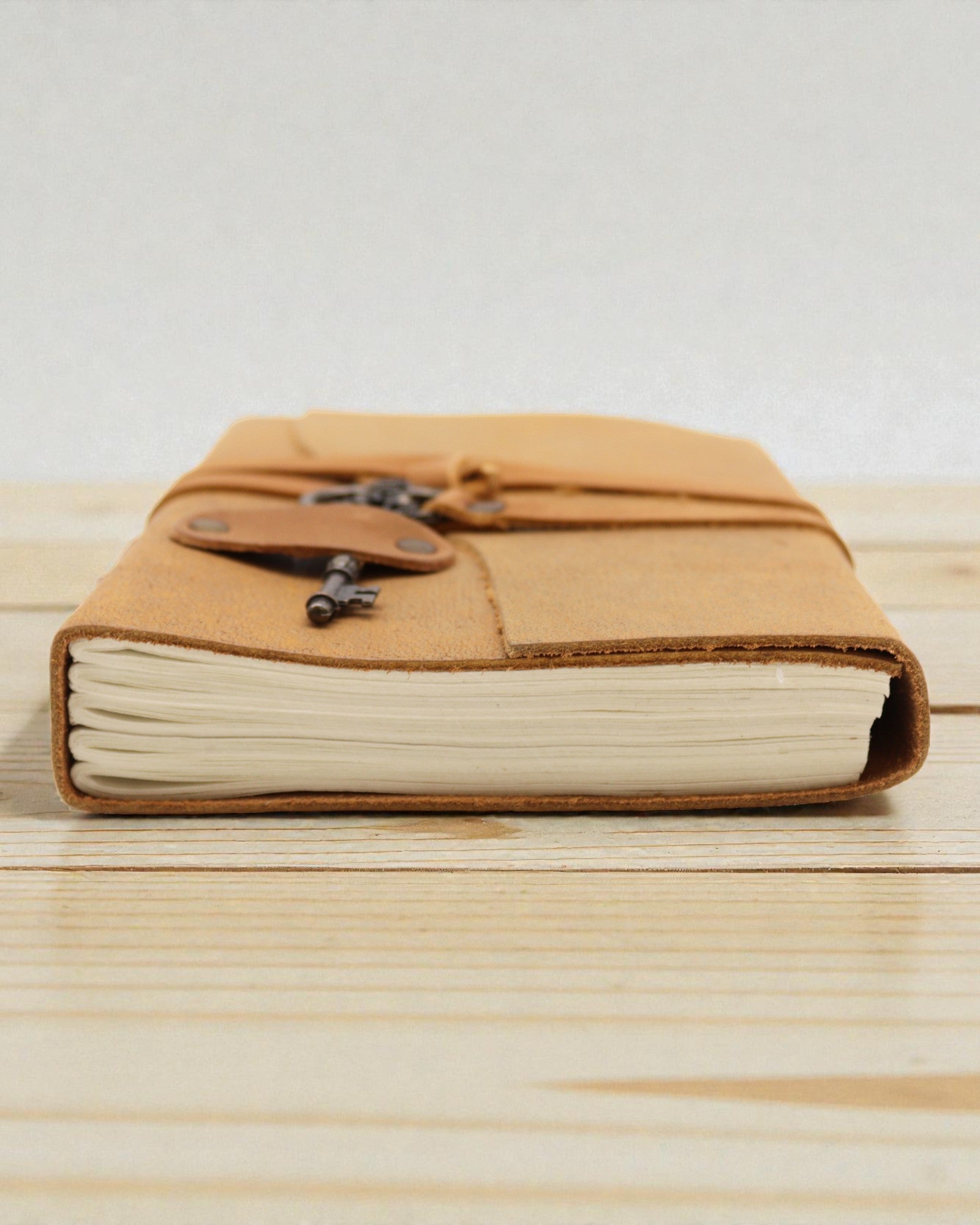 Notatnik Jasnej Olejowanej Skóry z Kluczem Solis – Vintage Journal 13 × 18 cm