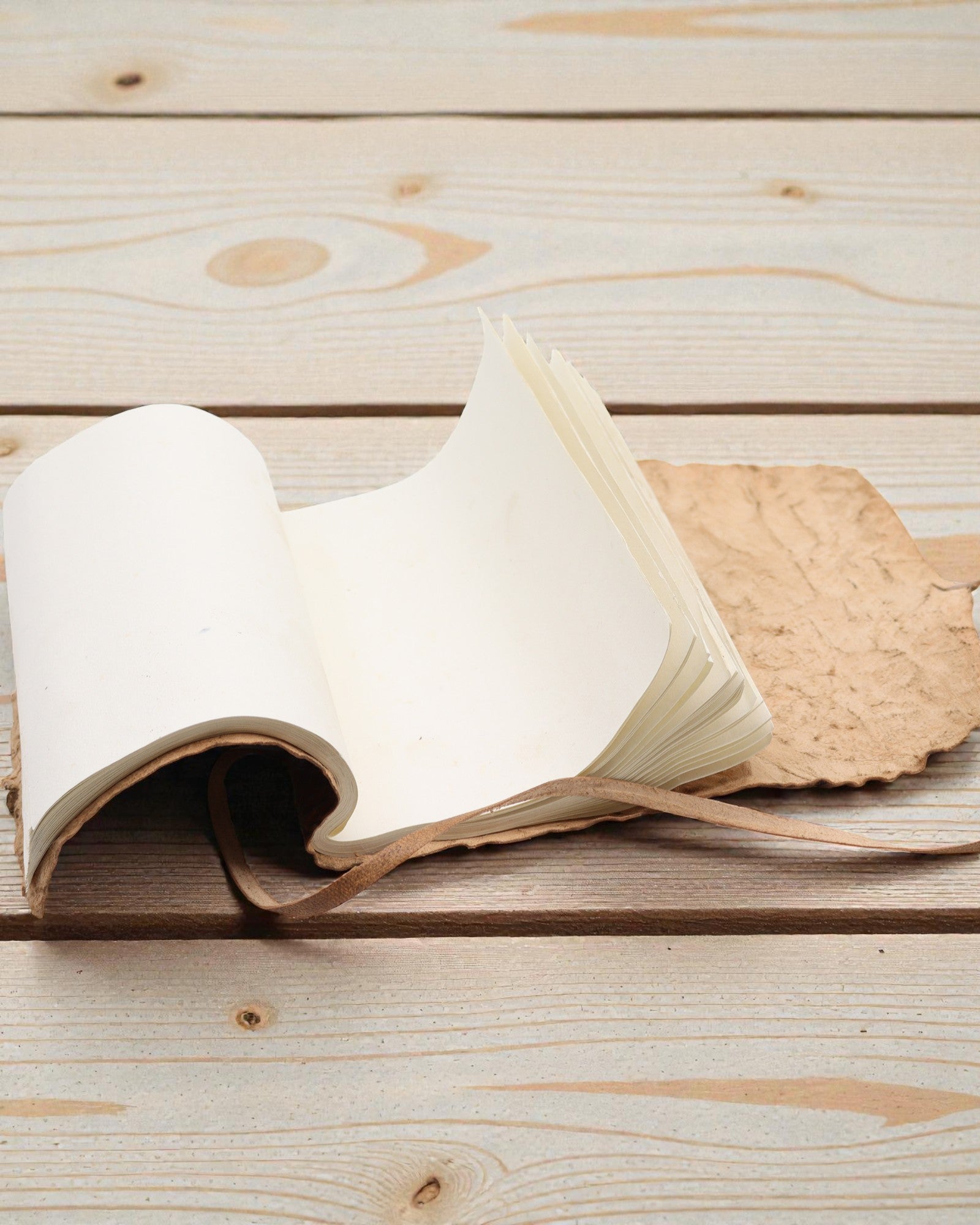 Zwijany Skórzany Notatnik Podróżniczy – Naturalny (21 x 15 cm)