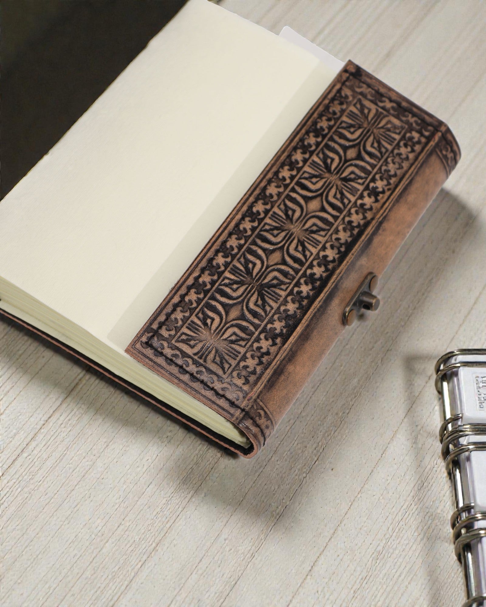 Kožený zápisník Hamsa Guardian – esoterický deník 17,5 × 12,5 cm