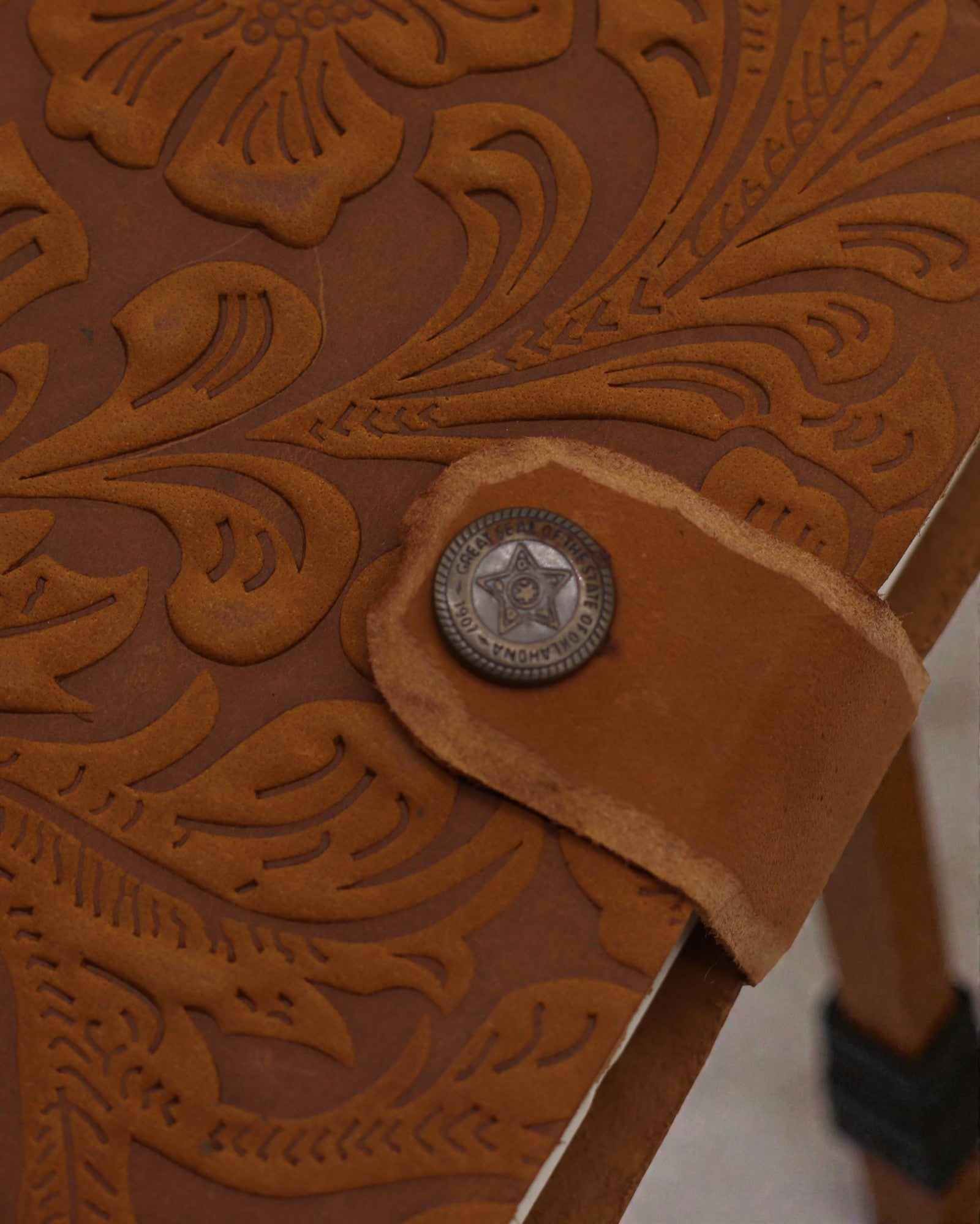 Skórzany Notatnik z Wytłoczonymi Kwiatami – brązowy (17,8 x 12,7 cm)