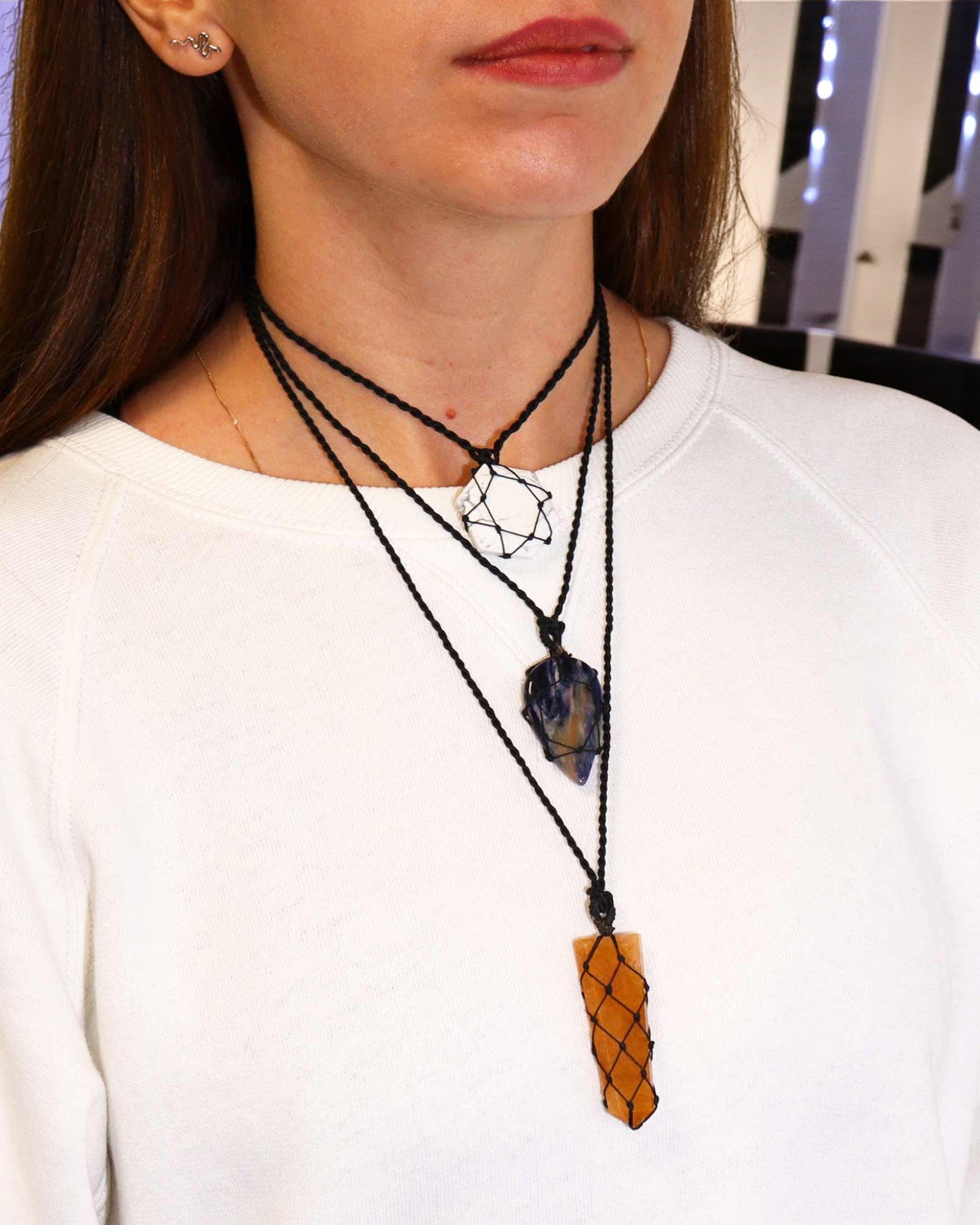 Biała Równowaga – Naszyjnik Makrama z Białym Howlitem