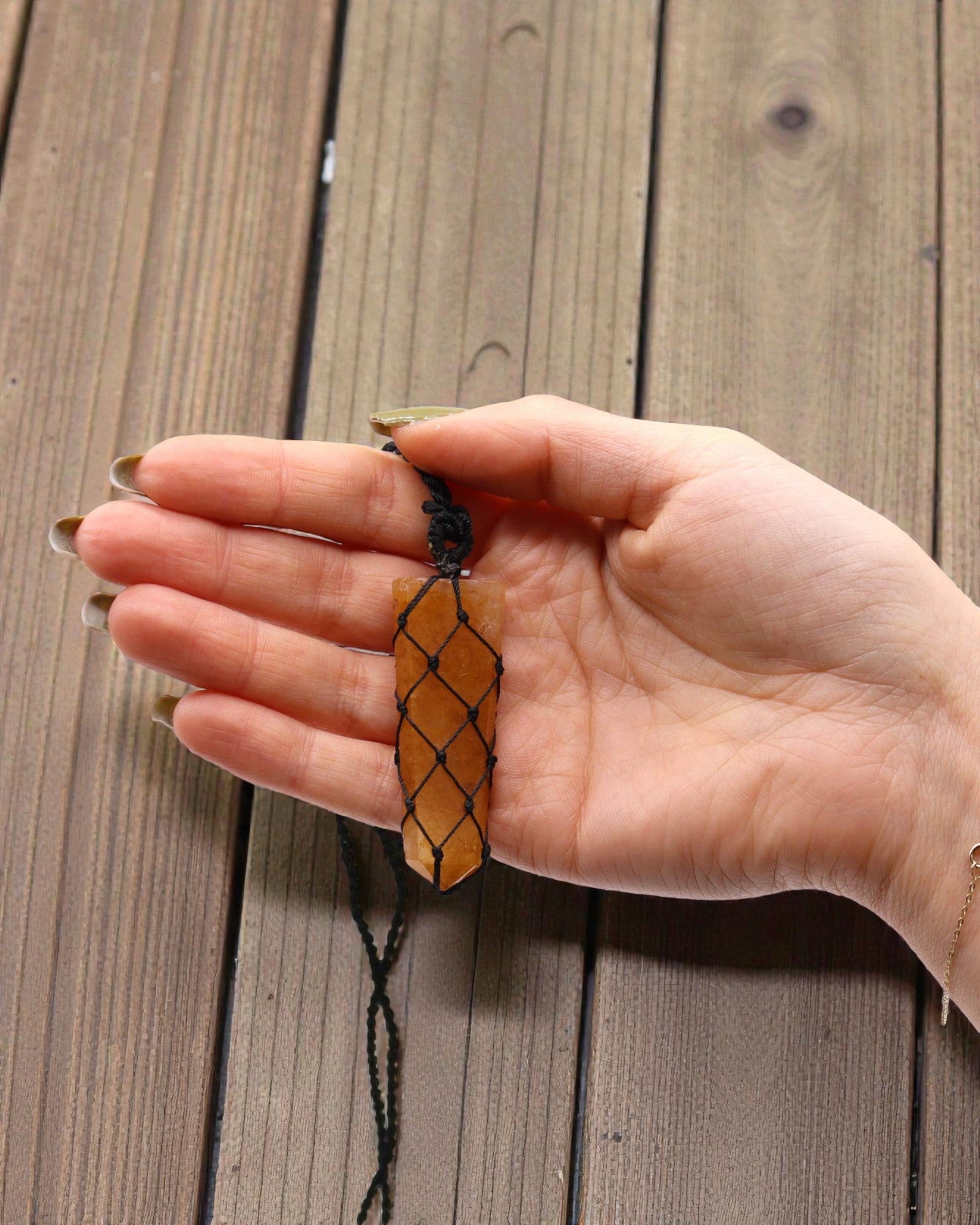 Zlatý impuls – Makramé náhrdelník se zlatým křemenným hrotem