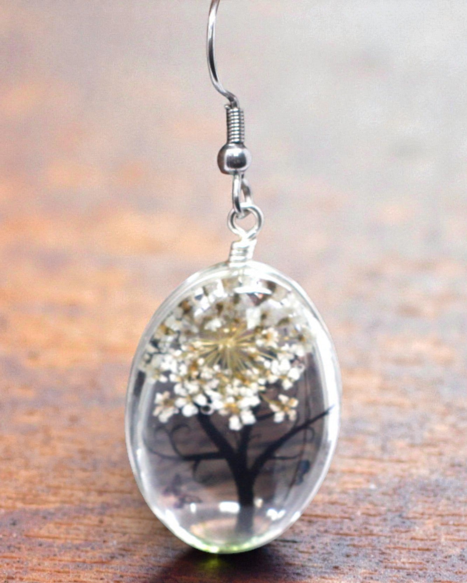 Biała Harmonia – Biały Zestaw Biżuterii z Suszonymi Kwiatami Drzewo Życia